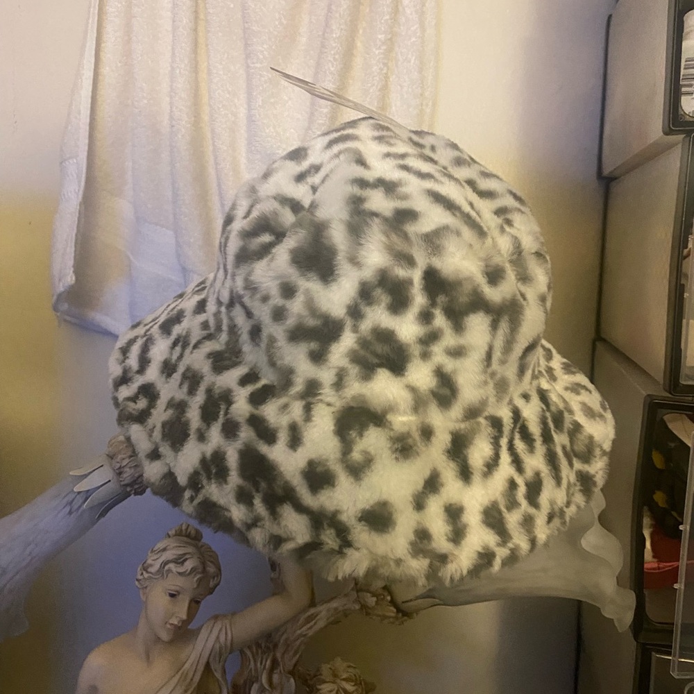 Elegant Faux Fur Leopard - Picture 2 of 3